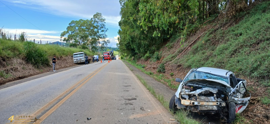 Bombeiros atendem colisão entre carro e carreta com vítima fatal na BR-267
