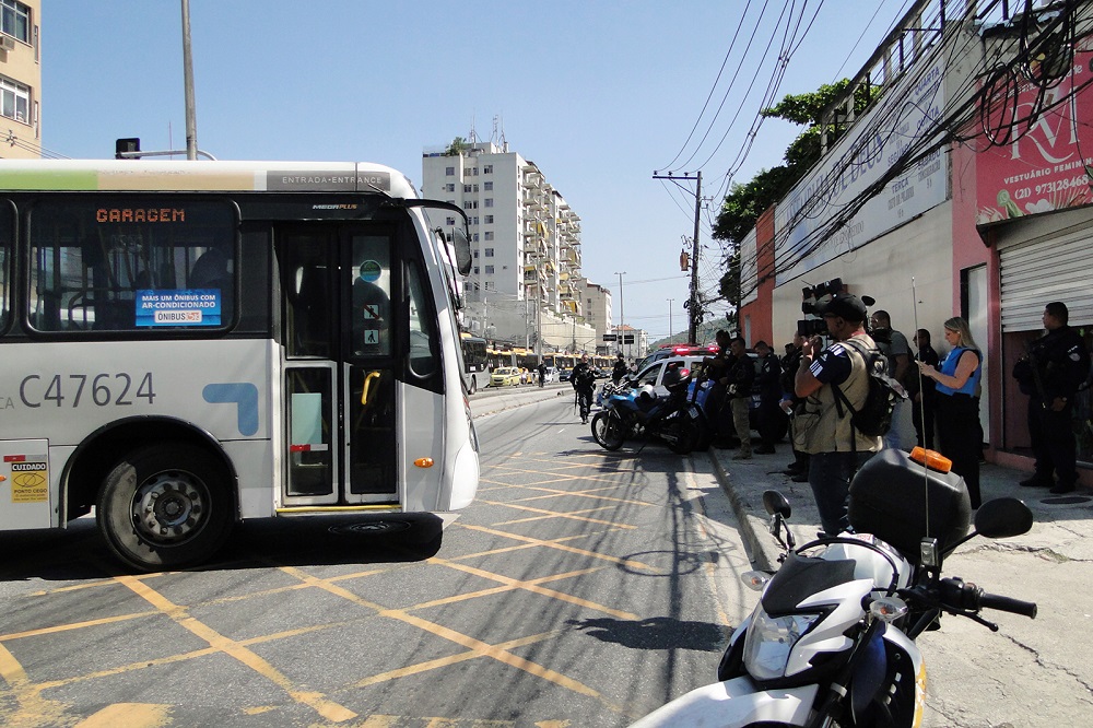 Ônibus são sequestrados e usados como bloqueio em operação no RJ