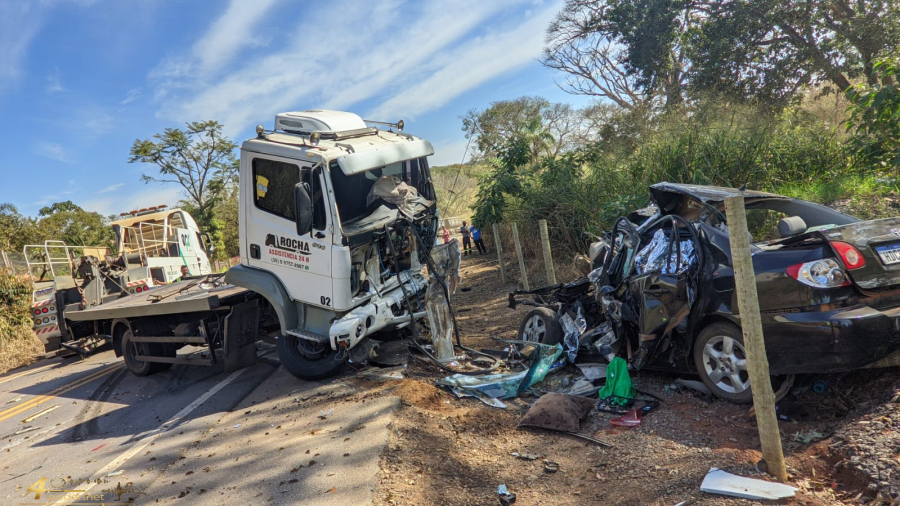 Três pessoas morrem em colisão frontal entre carro e caminhão na MGC-491