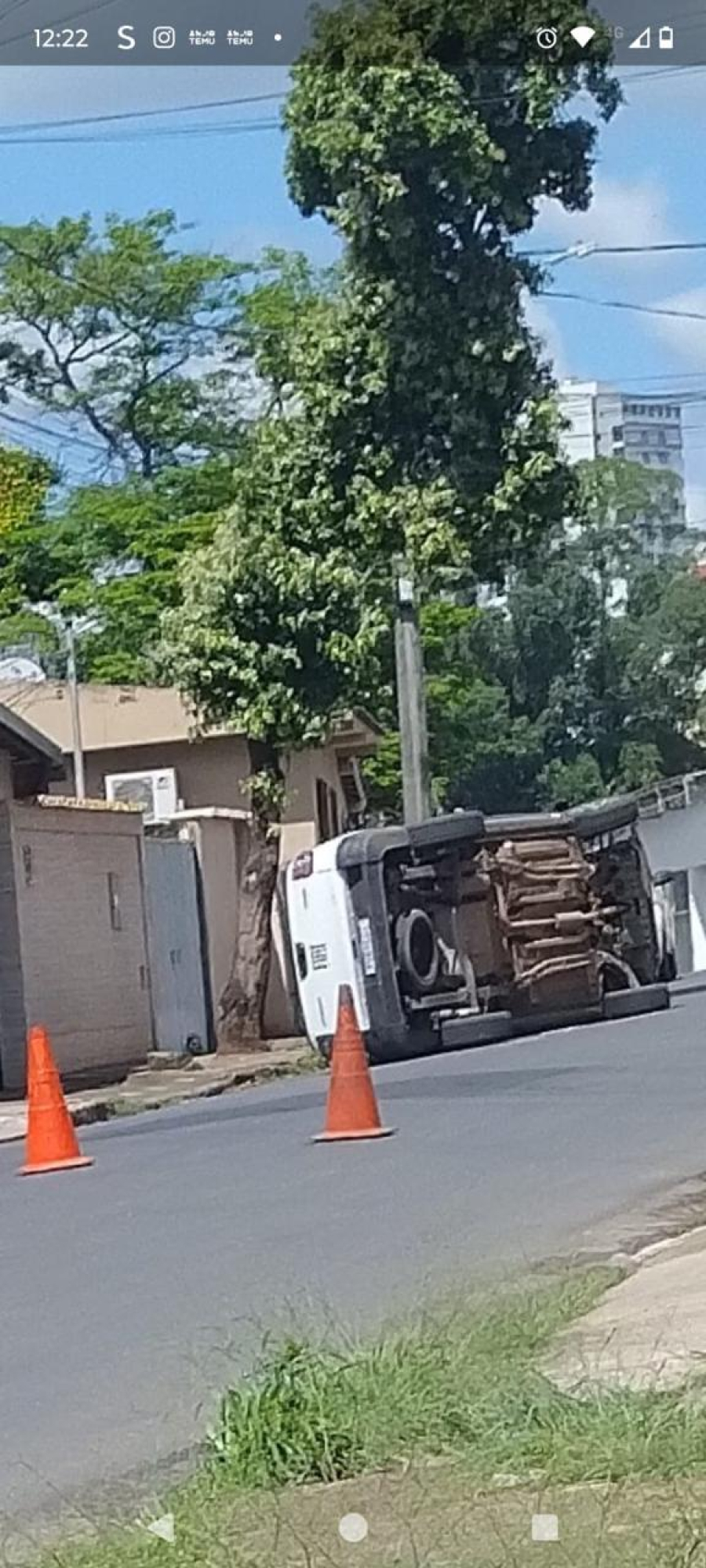  Veículo a serviço da Prefeitura de Alfenas capota após colisão no Jardim América