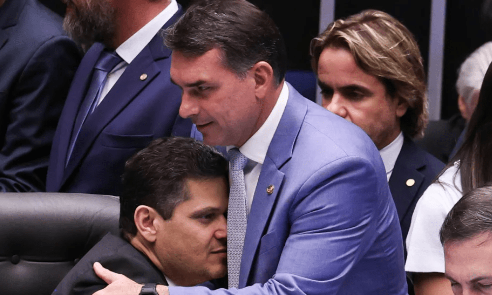 Flávio Bolsonaro diz que Alcolumbre erra ao querer proteger Moraes por amizade