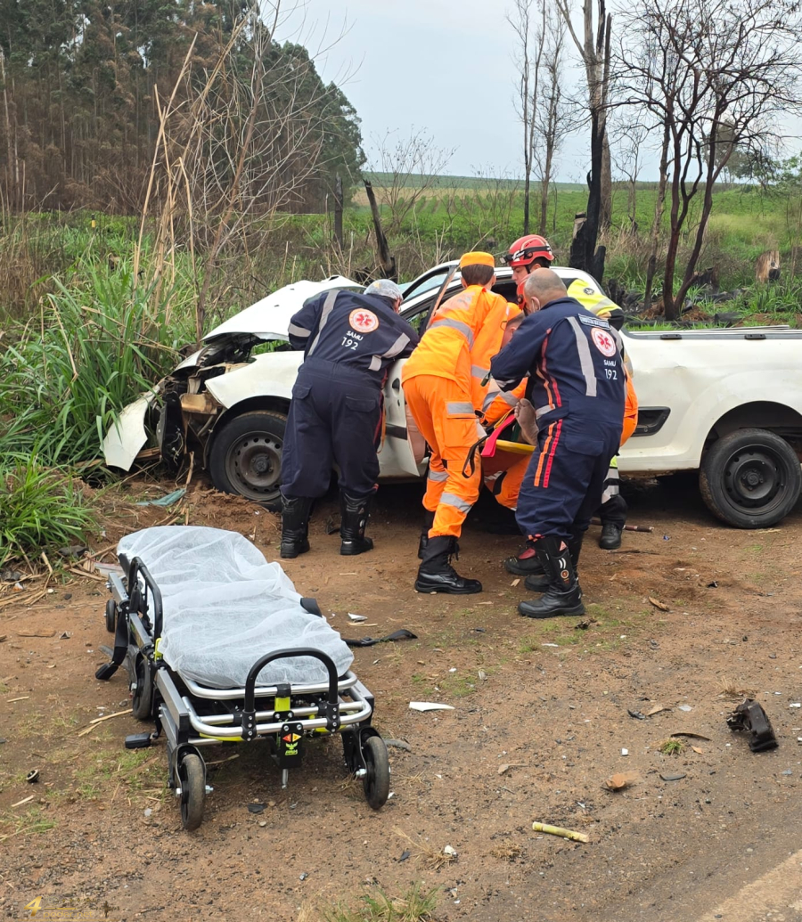 Colisão frontal entre carreta e Saveiro deixa motorista ferido na MG-179