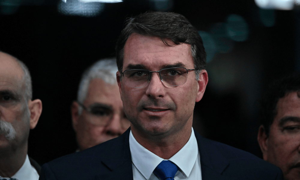 EUA concederão visto a Flávio Bolsonaro e sua família