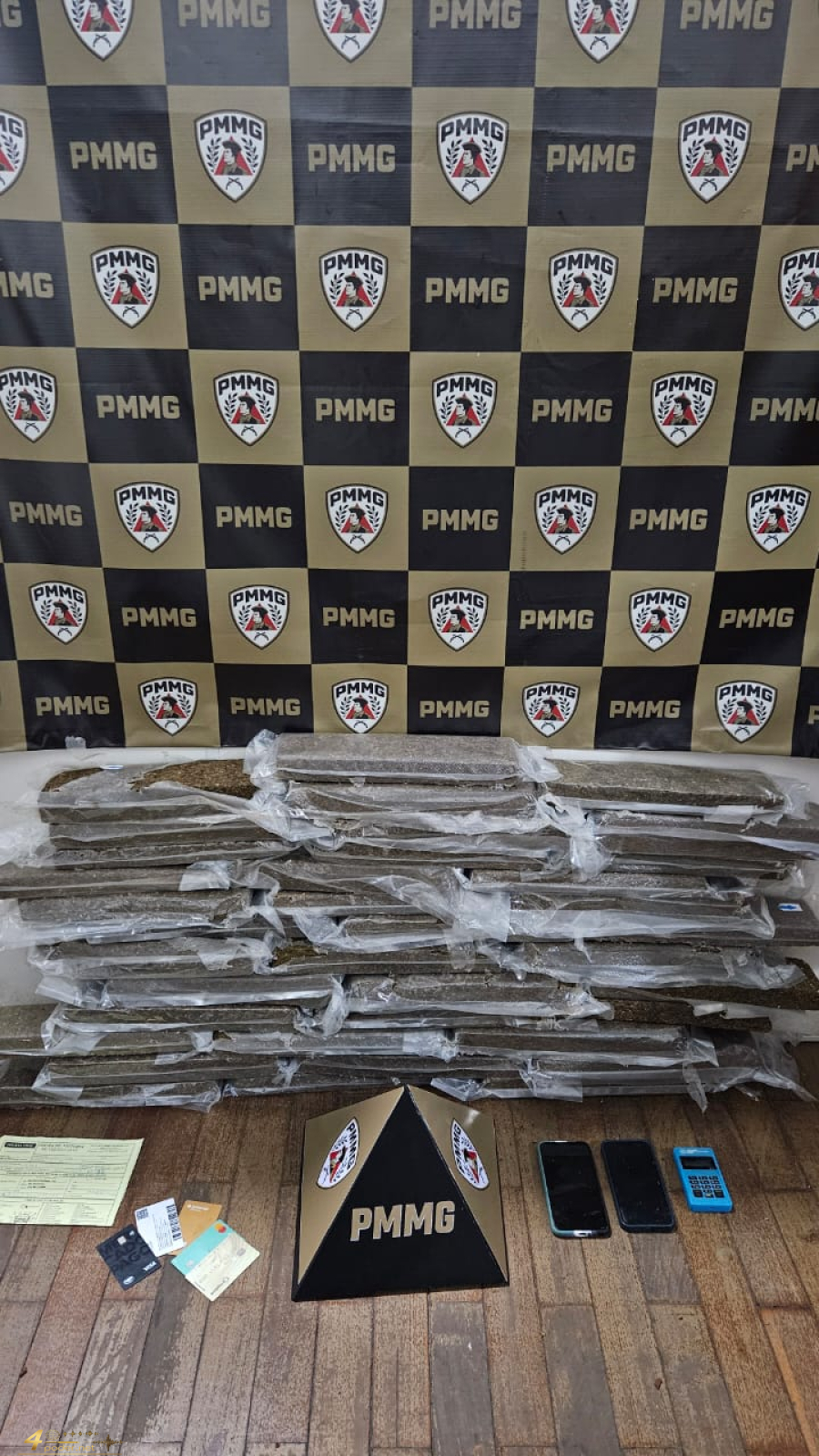 Polícia Militar apreende 37 tabletes de maconha após perseguição em Campos Gerais