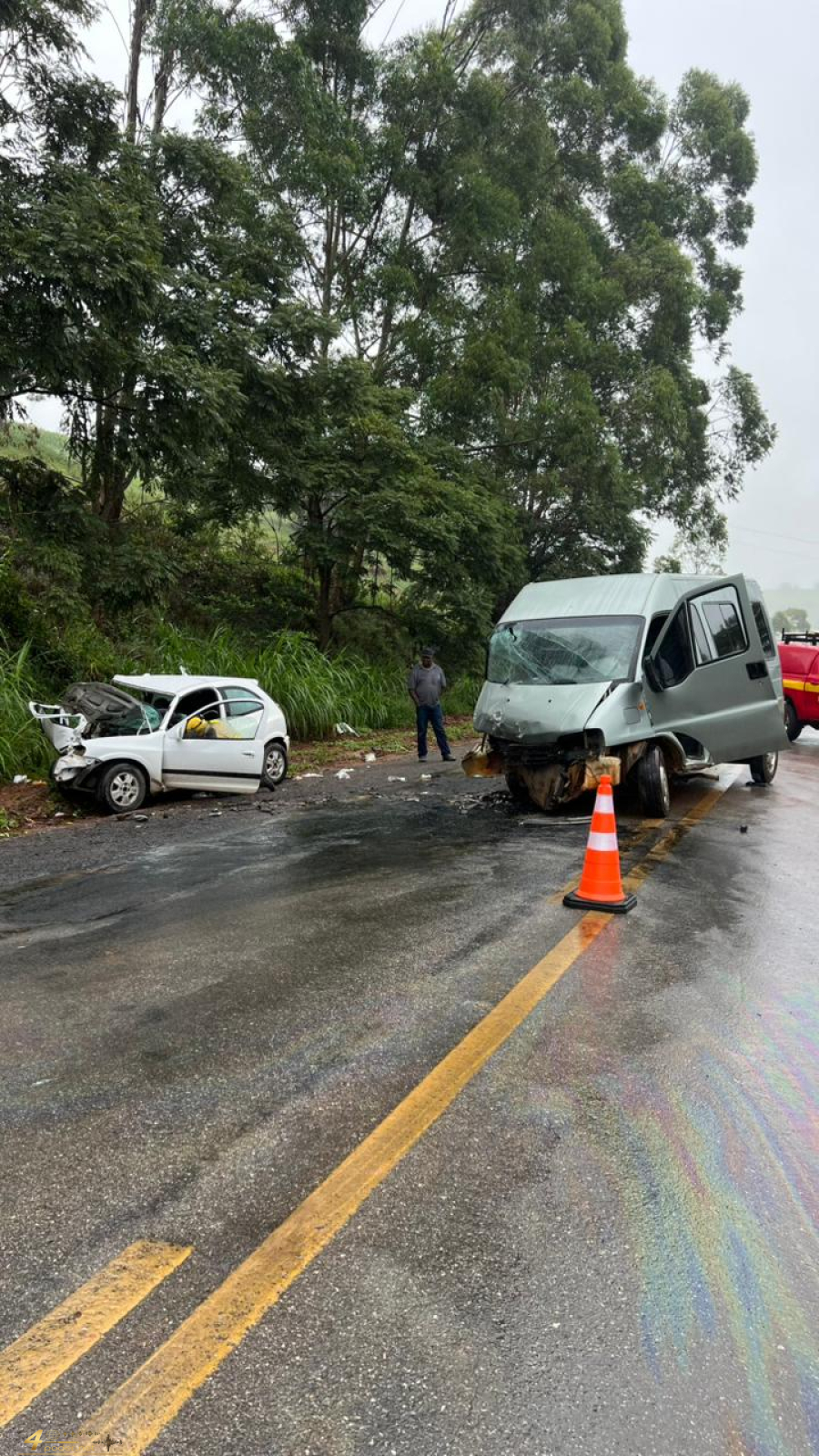 Corpo de Bombeiros atende colisão frontal com oito feridos na MG-179