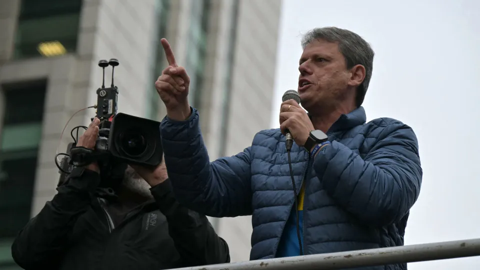 Tarcísio promete 'trabalhar muito em prol do Flávio' após crise com clã Bolsonaro