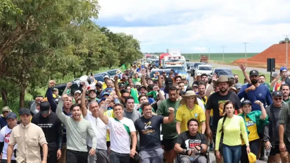 Caminhada de Nikolas tem mutirão de selfies e atrai políticos em busca visibilidade