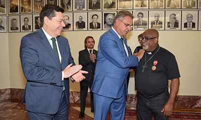 Padre Gilson de Oliveira Filho recebe a "Medalha Hélio Costa"