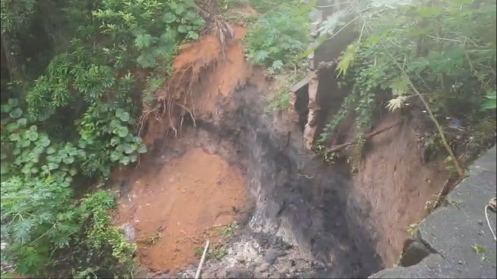 Deslizamento de terra faz quintal de casa ceder e deixa cratera em imóvel de BH