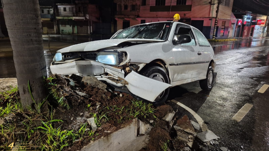 Bombeiros atendem acidente com vítima presa em veículo em Alfenas