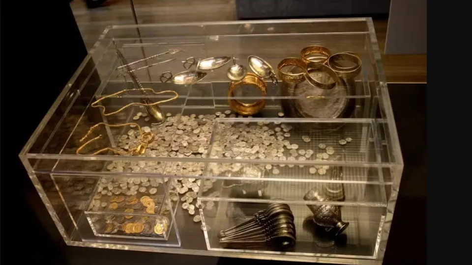 Homem encontra tesouro romano antigo de R$ 34 milhões no quintal de casa