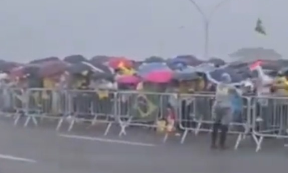 Maioria das vítimas de raio que caiu em evento de Nikolas recebe alta