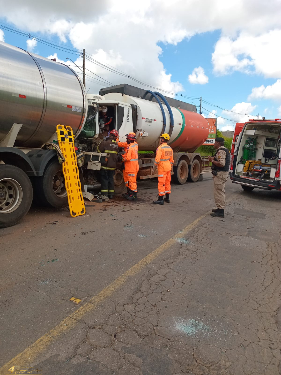Colisão entre caminhão e carreta deixa motorista ferido na MG-179, em Alfenas