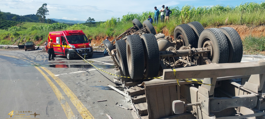 Bombeiros atendem tombamento de carreta na BR-146, em Guaxupé