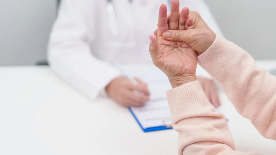 Exame de sangue pode identificar Parkinson até 20 anos antes dos sinais