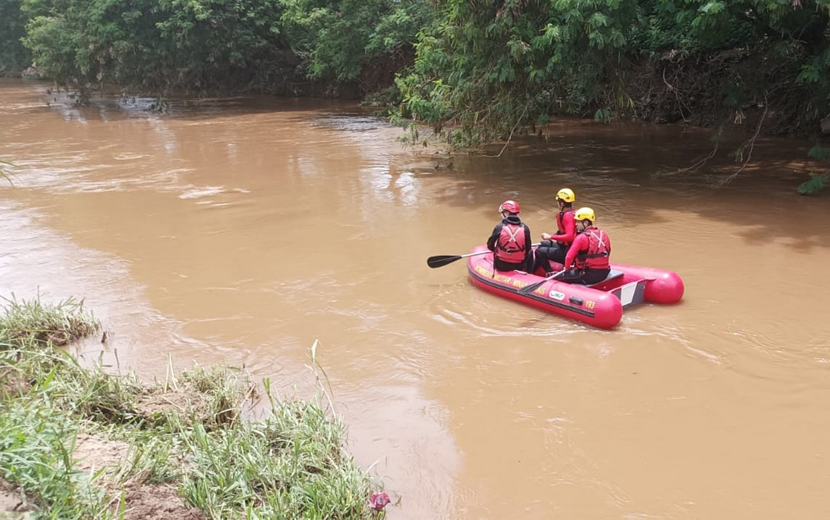 Bombeiros buscam jovem que teria escorregado e caído no Rio Sapucaí, em Itajubá, MG