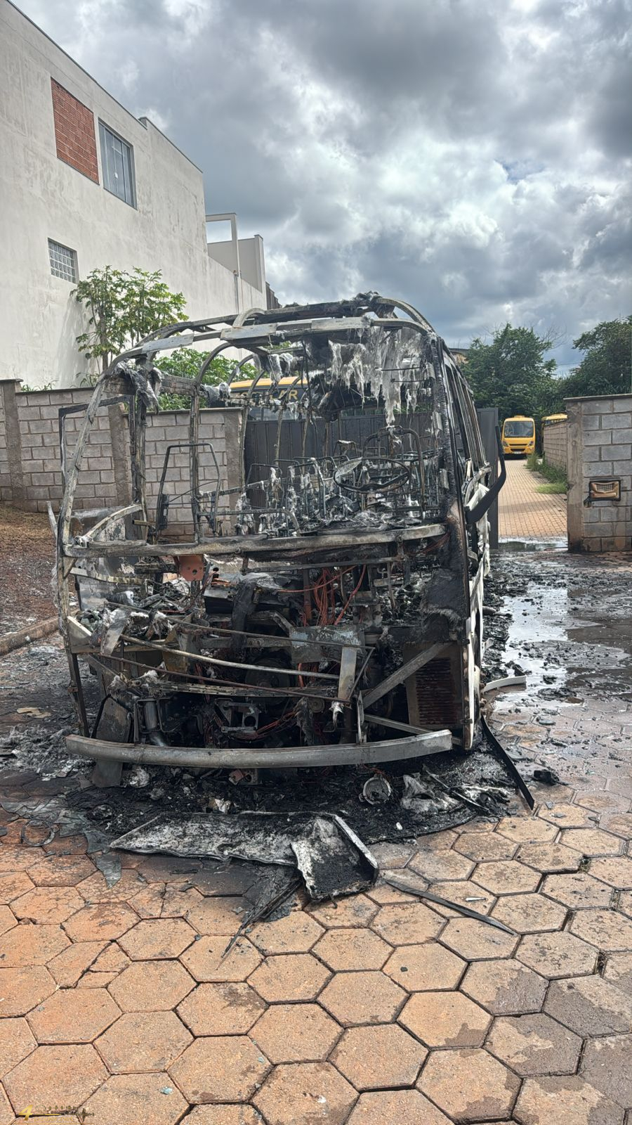 Incêndio destrói micro-ônibus da Prefeitura de Paraguaçu