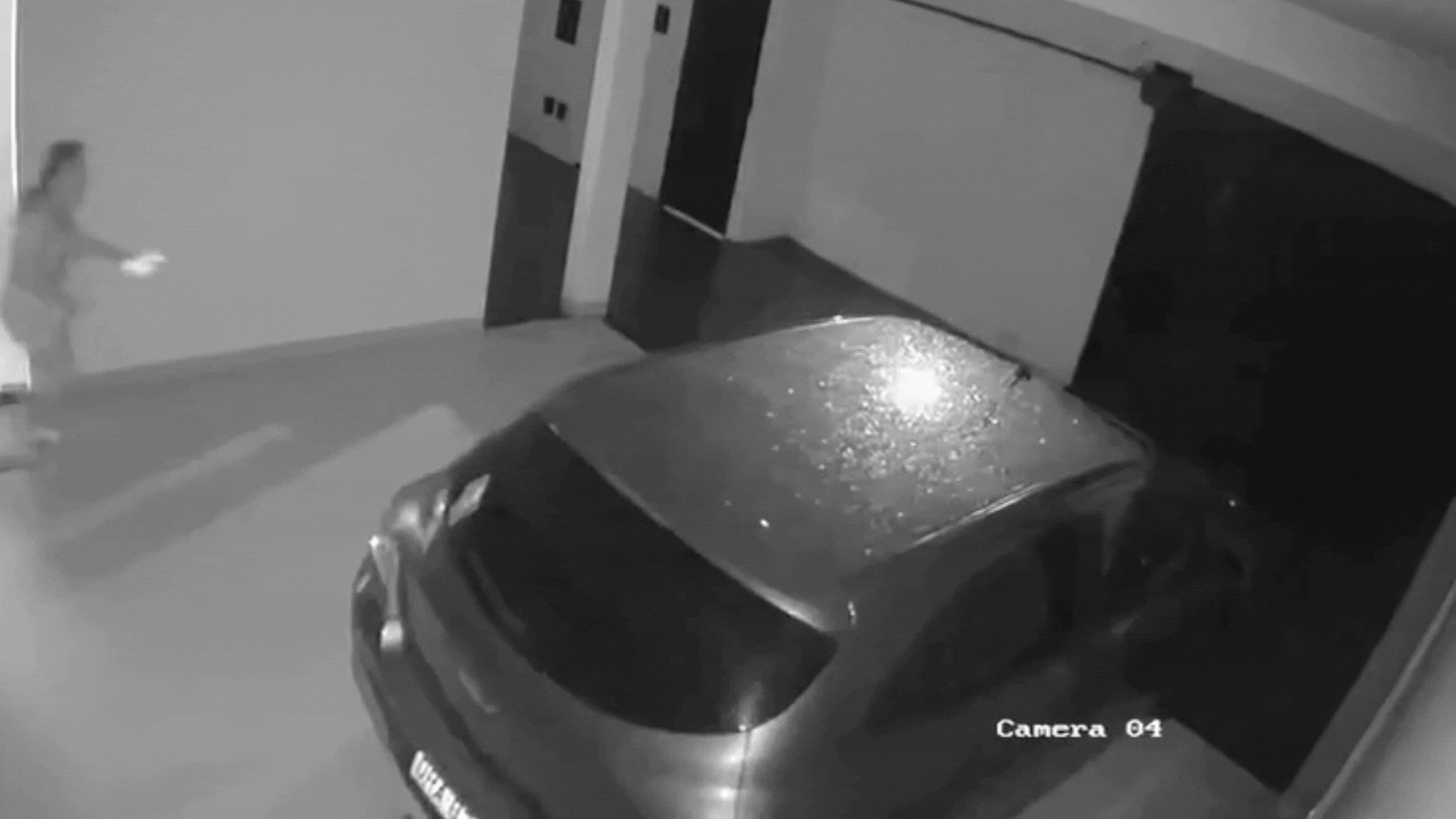 VÍDEO: Moradora fica apavorada após carro se mover sozinho na garagem e até derrubar portão de casa em Uberlândia