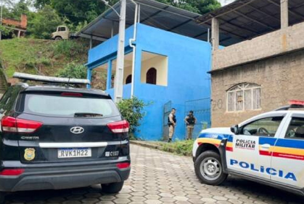 Mulher é morta a tesouradas dentro de casa em MG