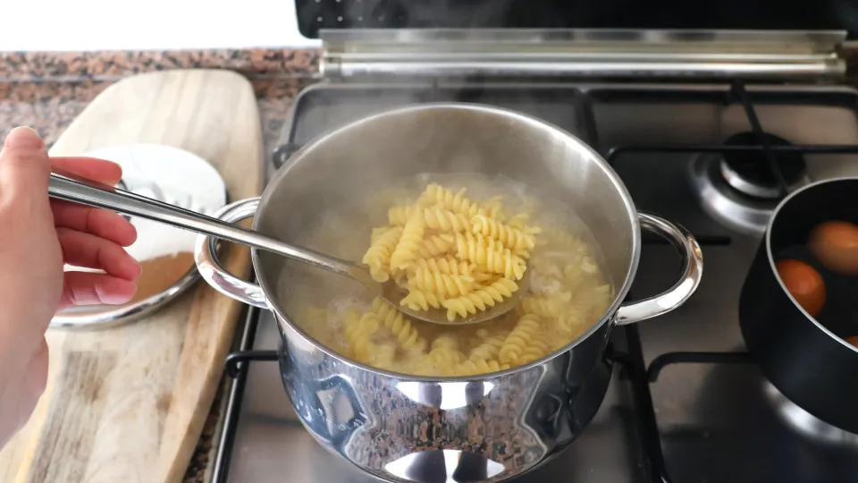 Azeite na massa resolve ou atrapalha? Saiba como evitar que grude