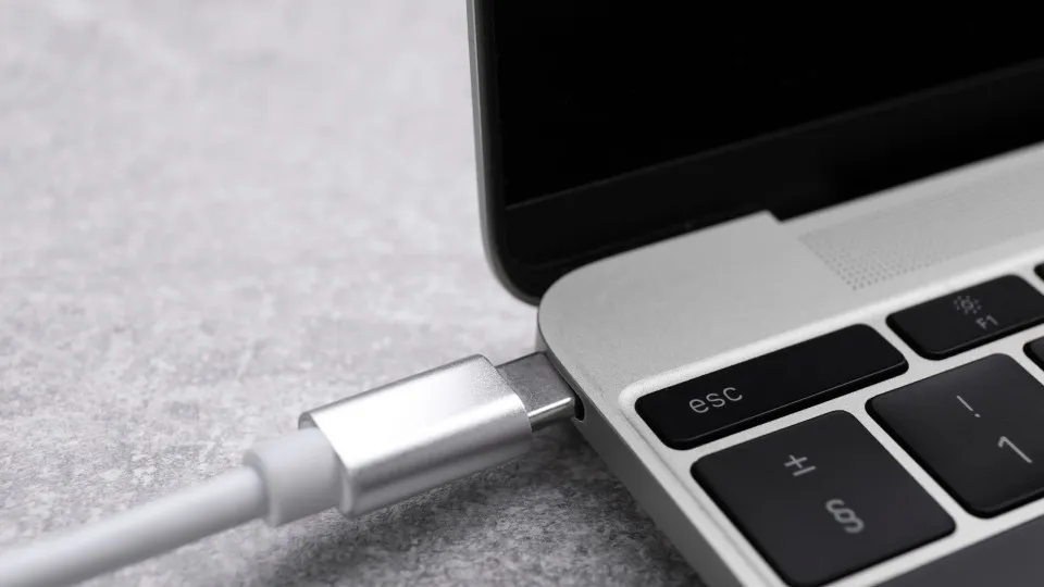 Notebook sempre ligado à tomada? Veja os riscos e como evitá-los