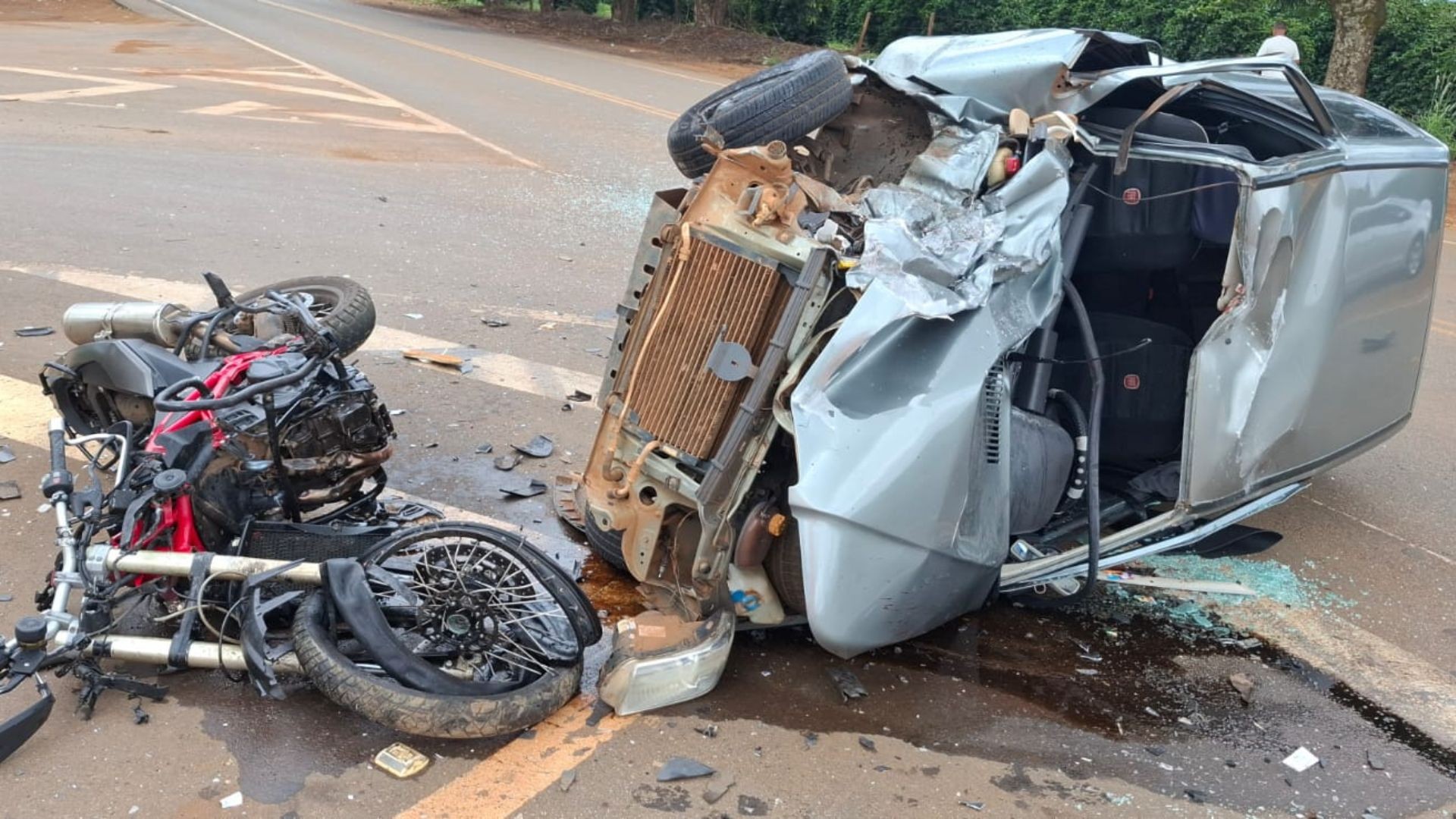 Motociclista sofre amputação em acidente e é salvo por policial de folga em MG