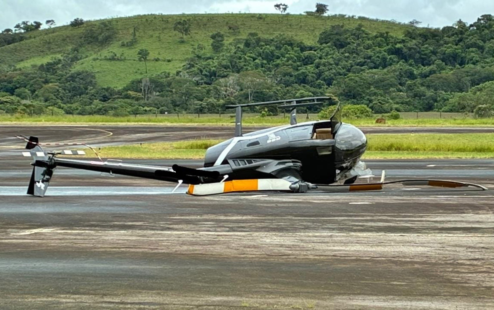 Homem invade aeroporto para 'testar' helicóptero, tenta decolar e derruba aeronave em MG