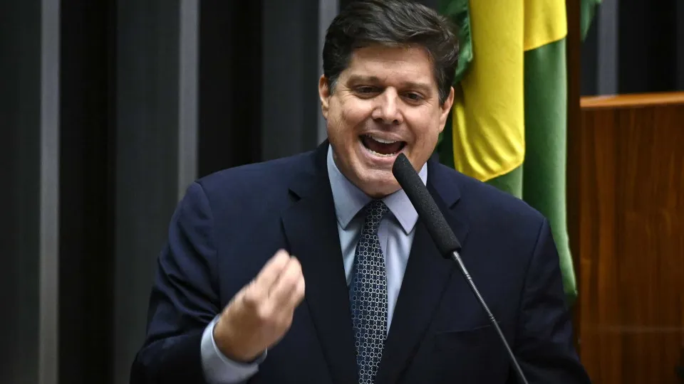 Baleia Rossi sinaliza alinhamento com Tarcísio enquanto Lula disputa apoio do MDB