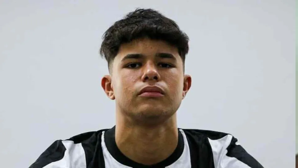 Bruninho Samudio faz 16 anos e assina 1º contrato profissional com Botafogo