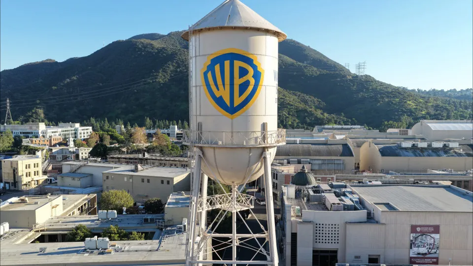 Warner Bros. vai avaliar nova proposta da Paramount, mas Netflix é prioridade