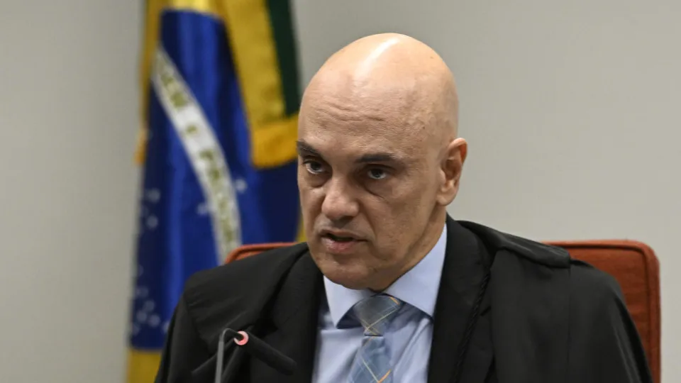 Moraes manda notificar Eduardo Bolsonaro sobre abertura de ação penal