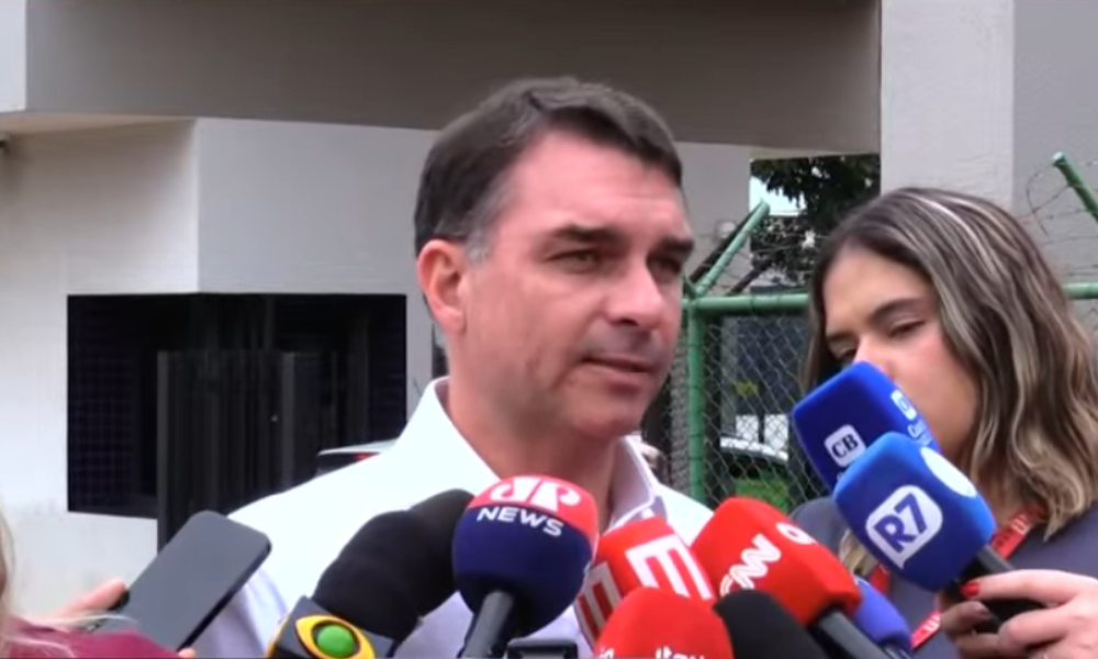Flávio Bolsonaro diz que reunirá família após conflito entre Michelle e Eduardo