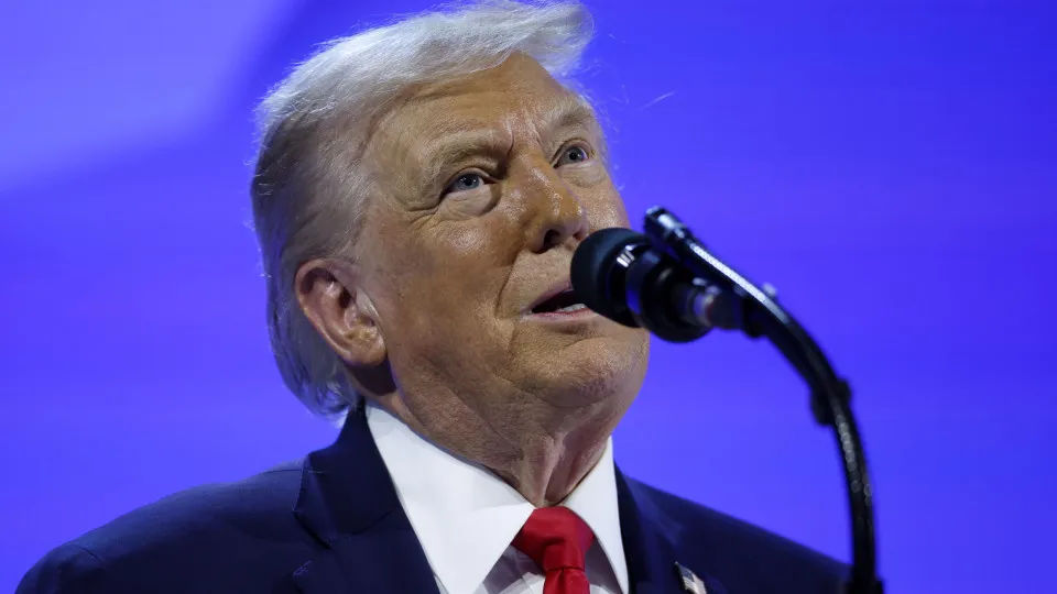 Diante de juízes da Suprema Corte, Trump critica queda das tarifas em discurso no Congresso