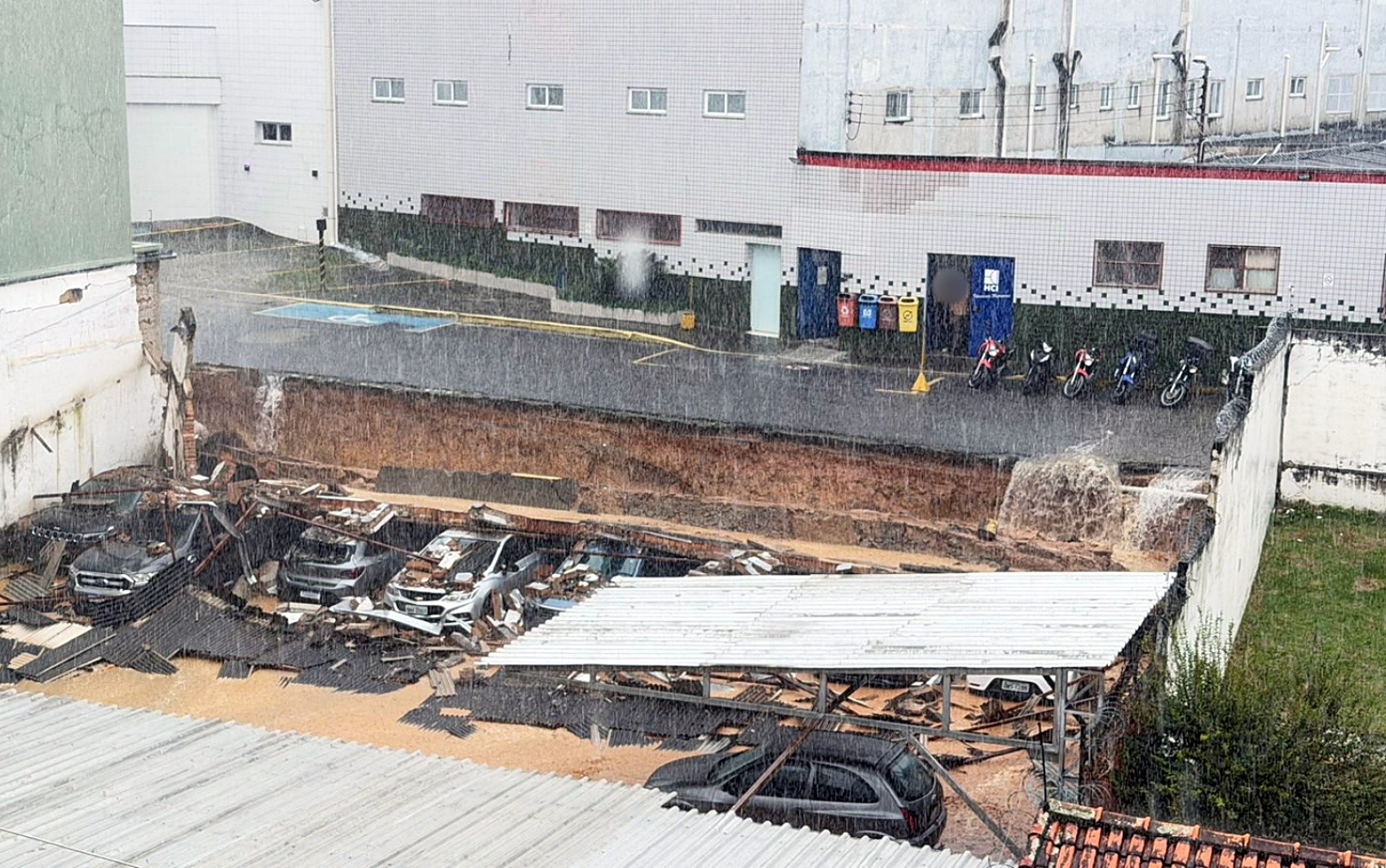 VÍDEO: Muro de estacionamento desaba durante chuva no Sul de Minas e mulher quase é atingida