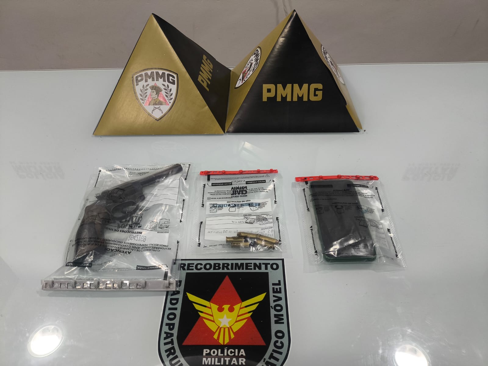 Cliente e dono de bar são presos após arma ser encontrada atrás de caixas de cervejas em Governador Valadares