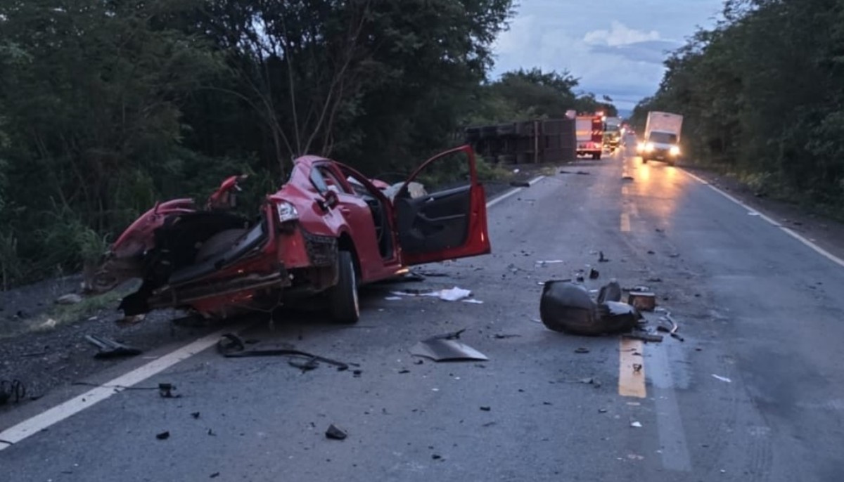 Ex-prefeito de Monte Azul morre em acidente entre carro e caminhão na MGC-122