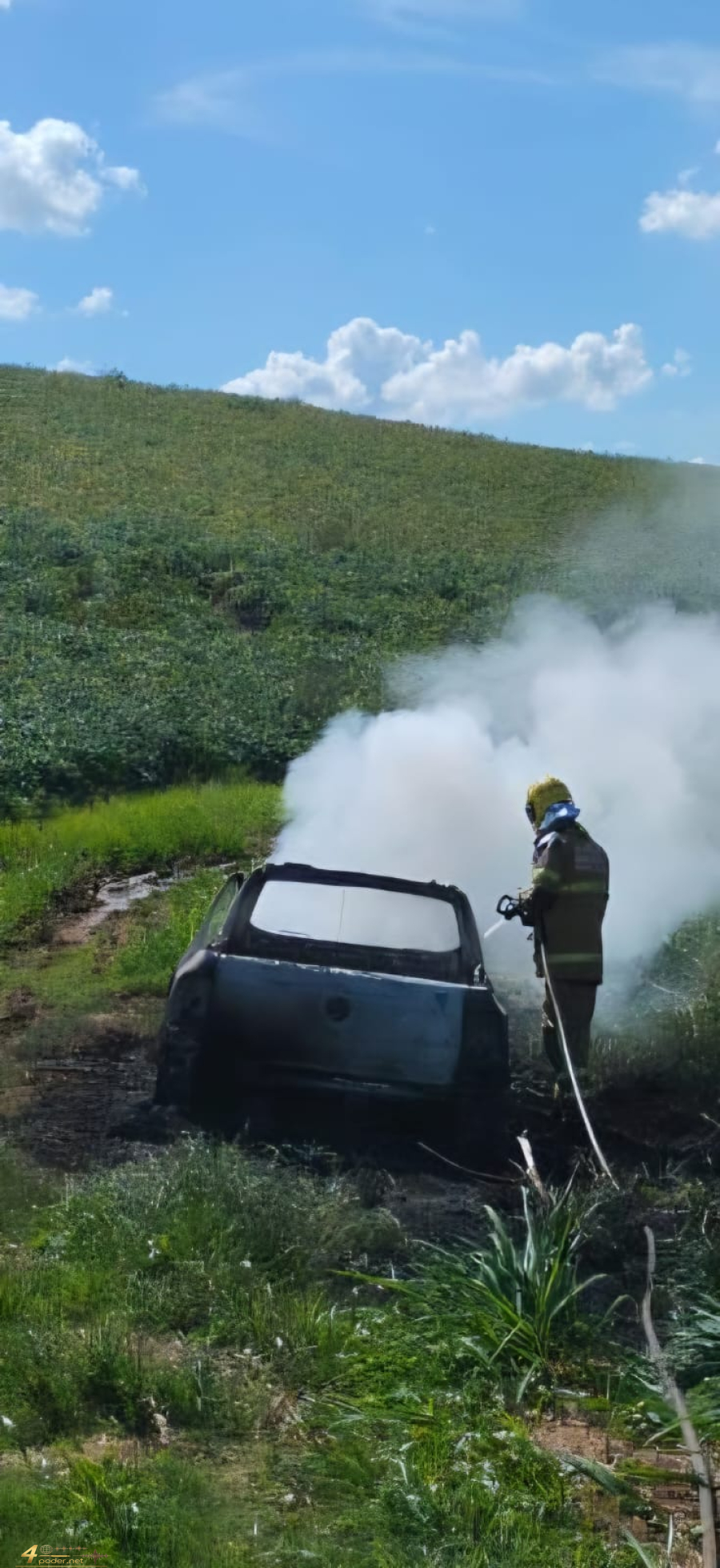 Incêndio destrói veículo no bairro rural Guaipava, em Paraguaçu