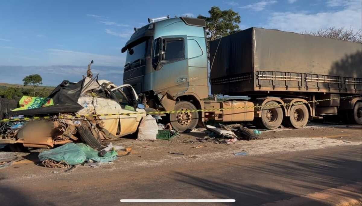 Acidente entre carro e carreta na BR-251 deixa motorista gravemente ferido