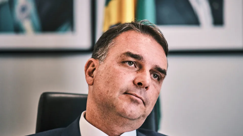 Flávio Bolsonaro passa por duas cirurgias em Brasília