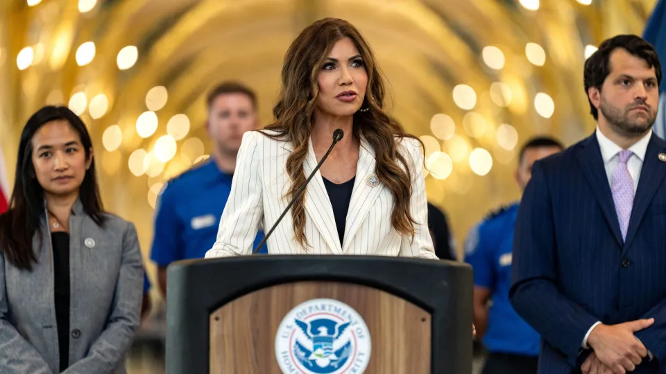 Trump demite Secretária de Segurança Interna, Kristi Noem