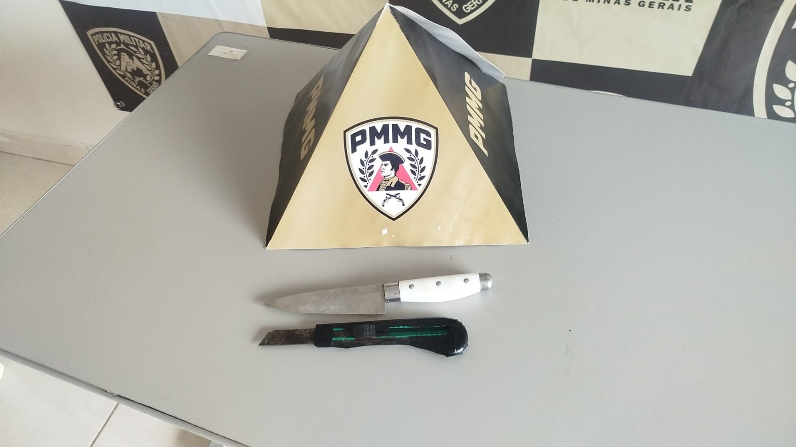 Adolescentes de 14 e 15 anos são apreendidos com faca e canivete em escola de MG após ameaças