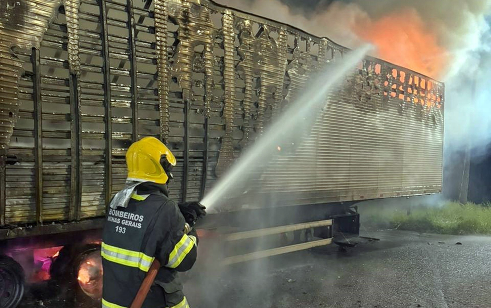 Carreta pega fogo em posto da PRF na BR‑381, em Itapeva; carga avaliada em R$ 850 mil foi destruída