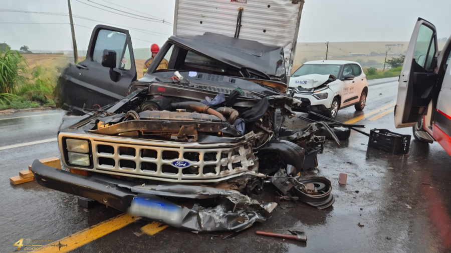 Colisão entre caminhonete e caminhão deixa motorista preso nas ferragens na MGC-491 em Alfenas