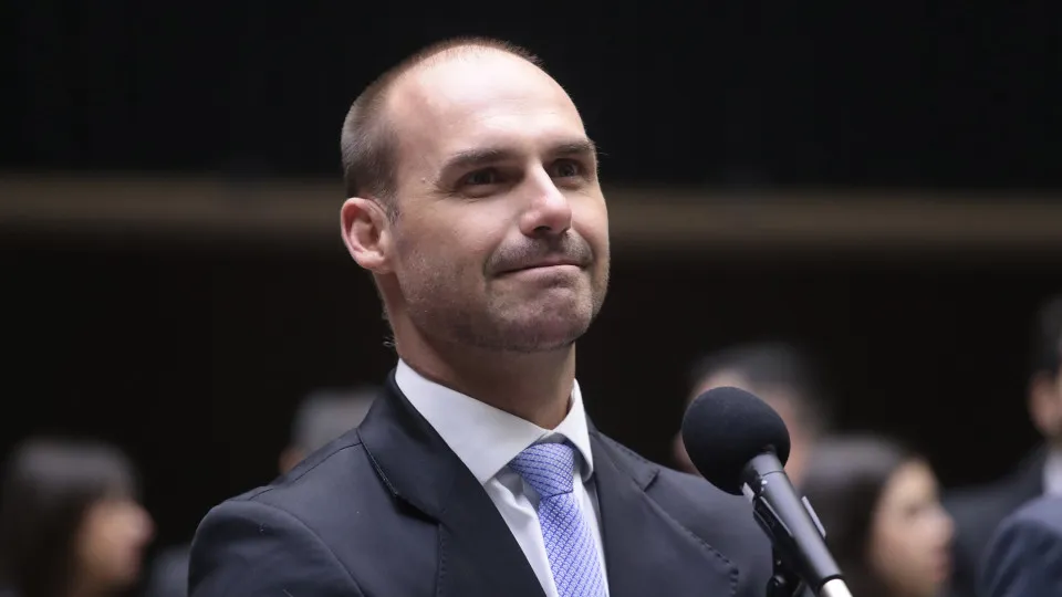 Conselheiro de Trump próximo a Eduardo Bolsonaro deve vir ao Brasil de olho nas eleições