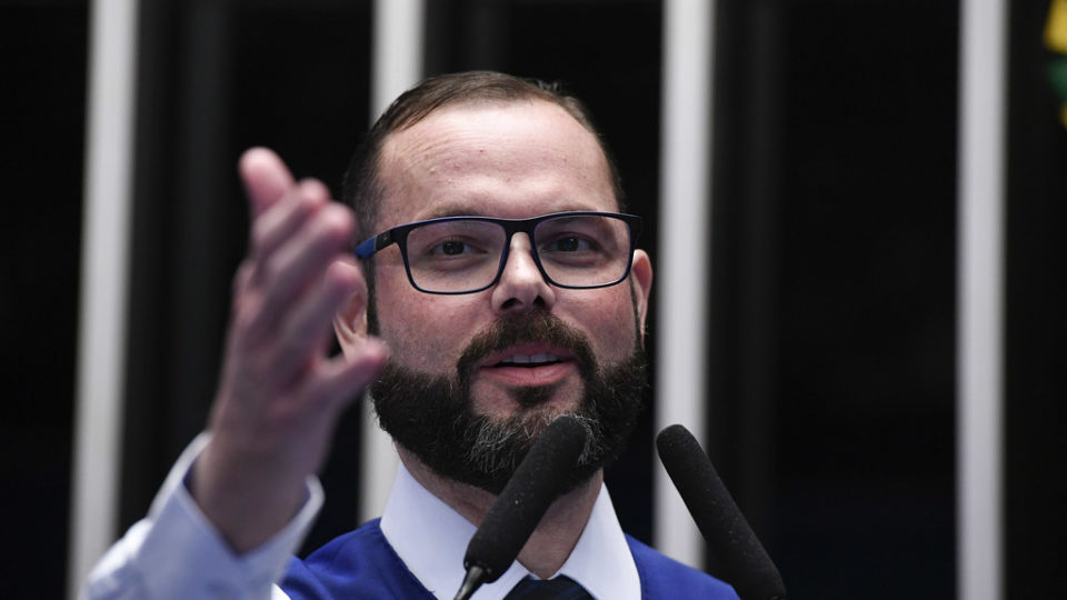 Senador pede convocação de namorada de Vorcaro para prestar depoimento na CPMI do INSS