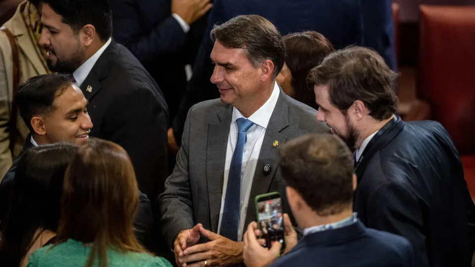 Flávio Bolsonaro lidera crescimento nas redes, e Lula critica dependência digital