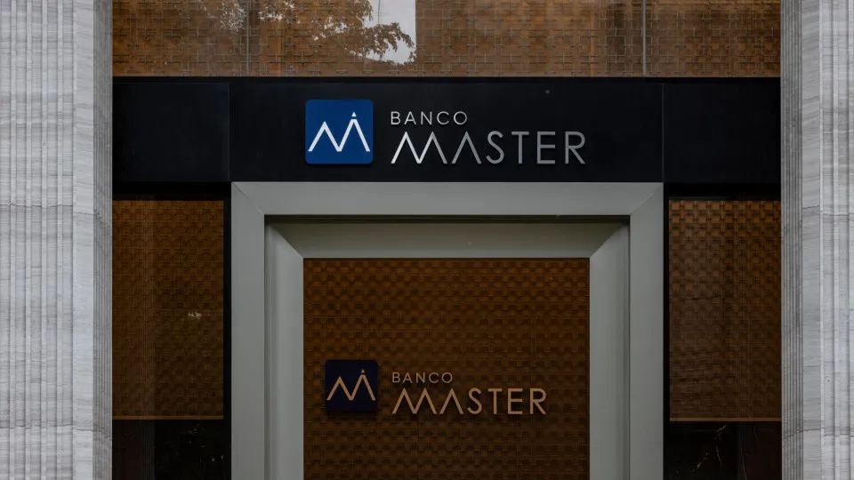 Juiz reconhece indícios de desvios bilionários no Banco Master e impede transferência de bens