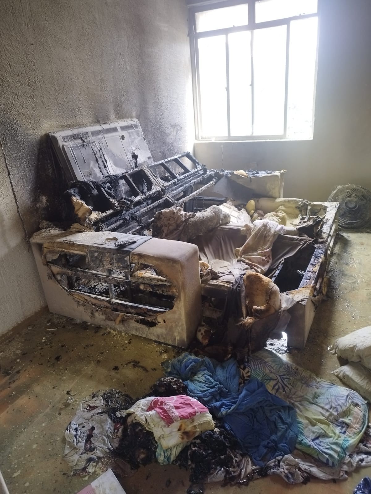 Avó e netos são socorridos após incêndio acidental com isqueiro em apartamento em Juiz de Fora