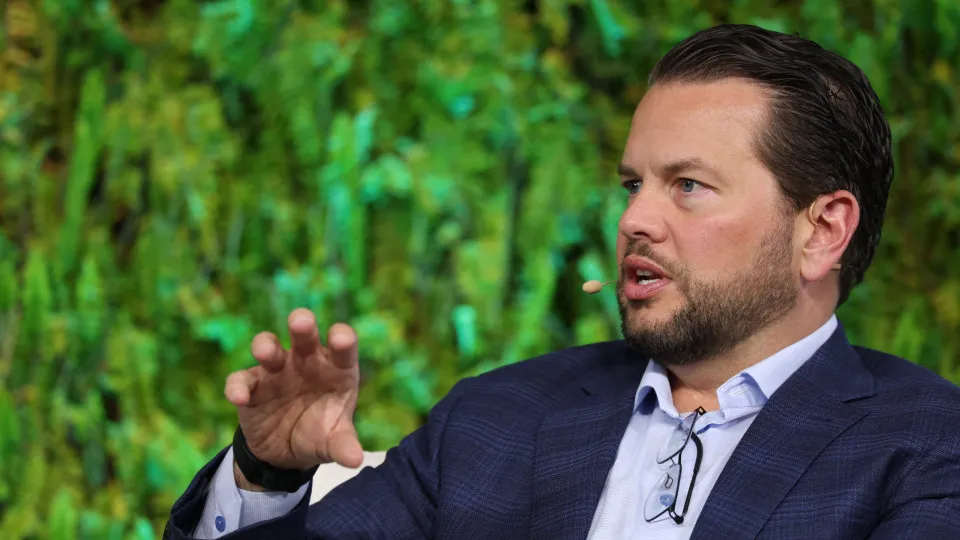 Líder do Pinterest defende proibição de adolescentes das redes sociais