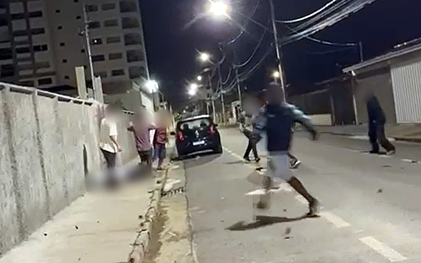 VÍDEO: Homem fica gravemente ferido após ser agredido por grupo de jovens em Itajubá, MG